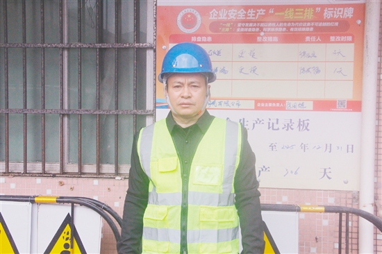 孫全利，恩平市翔鷹陶瓷有限公司安全員。從業(yè)26年，主導(dǎo)修訂安全制度50多項(xiàng)，推行“網(wǎng)格化”責(zé)任管理。累計(jì)排查整改隱患30余項(xiàng)，實(shí)現(xiàn)公司連續(xù)15年安全生產(chǎn)零事故。組織安全培訓(xùn)30余場覆蓋800余人次，開展應(yīng)急演練20余次。獲評恩平市安全生產(chǎn)工作先進(jìn)個人、橫陂鎮(zhèn)優(yōu)秀共產(chǎn)黨員。