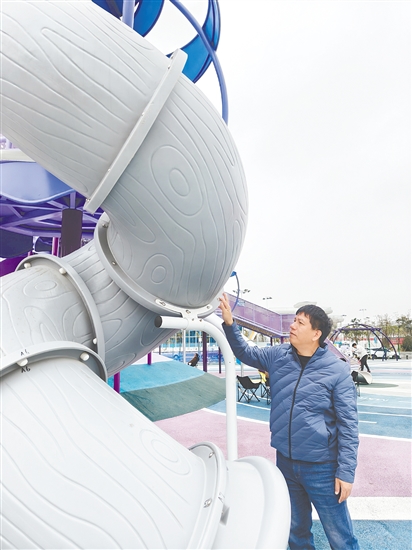 黃慕文，恩平市體育物業(yè)管理有限公司董事、經(jīng)理。曾參與鎮(zhèn)海灣供水工程，7天限期內(nèi)完成關(guān)鍵跨渠施工，解決復(fù)雜地質(zhì)難題，保障項(xiàng)目推進(jìn)。負(fù)責(zé)體育場館建設(shè)期間，建立三級維保機(jī)制，設(shè)備故障率下降83%；上線預(yù)約場館微信小程序，注冊用戶超1800人，場地使用率從65%提至82%；成功保障全國青少年無人機(jī)大賽省賽等大型活動。