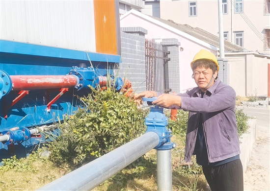 鄭偉庭，恩平市供水有限公司鄉(xiāng)鎮(zhèn)供水課副課長。2024年帶領(lǐng)團(tuán)隊(duì)完成自來水銷售1200多萬立方米，完成管網(wǎng)改造、500多戶散戶通水及4條自然村管網(wǎng)升級等項(xiàng)目，切實(shí)改善鄉(xiāng)鎮(zhèn)用水條件，有效破解部分區(qū)域“用水難”問題。加強(qiáng)管網(wǎng)巡檢與維護(hù)，建立報(bào)漏快速響應(yīng)機(jī)制，做到接報(bào)即修，搶修完成率100%。