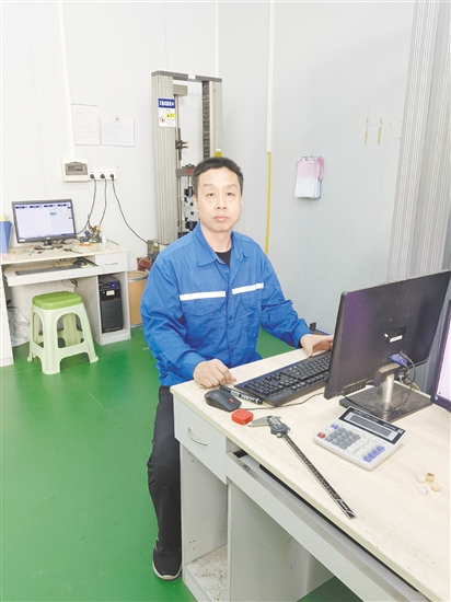 張欣釗，廣東元星工業(yè)新材料有限公司副總經(jīng)理、開發(fā)中心技術(shù)總監(jiān)。其主持研發(fā)的“阻燃抗菌高強(qiáng)度新型環(huán)保復(fù)合板材”獲江門市“科技杯”二等獎等多項(xiàng)獎勵，產(chǎn)品銷售額超4.3億元、納稅約4590萬元。項(xiàng)目帶動上下游產(chǎn)業(yè)提供近100個就業(yè)崗位，每年可節(jié)約4500公頃人工林。獲3項(xiàng)國家發(fā)明專利，參與起草國家標(biāo)準(zhǔn)。