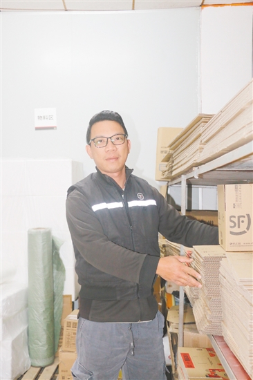 吳景泉，順豐快遞沙湖鎮(zhèn)網(wǎng)點(diǎn)快遞員。日均送件約200件，堅(jiān)持使命必達(dá)。不畏嚴(yán)寒酷暑，日復(fù)一日穿梭在大街小巷傳遞包裹，更傳遞溫情。在日常收派件中，特別關(guān)注農(nóng)村行動不便的老人。其主動為一位老人花費(fèi)一個多小時安裝復(fù)雜產(chǎn)品，耐心周到。其熱心細(xì)致的服務(wù)贏得了群眾的信賴和認(rèn)可。