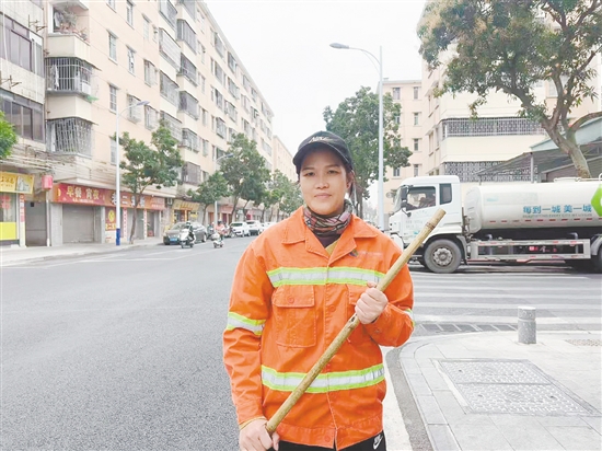 羅葵伶，江門市僑盈城市環(huán)境管理有限公司環(huán)衛(wèi)工人。在臺風(fēng)“韋帕”“樺加沙”期間，創(chuàng)新使用防堵網(wǎng)籃清理排水口，縮短清淤時間4小時；在滅蚊工作中背負(fù)10公斤重噴霧器完成超10萬平方米消殺；累計(jì)清掃路面超5000公里。清掃工作中曾拾獲2000元現(xiàn)金、社保卡等，主動通過社區(qū)協(xié)助找回失主。獲評該公司2023年垃圾分類一等獎、2025年先進(jìn)工作者。