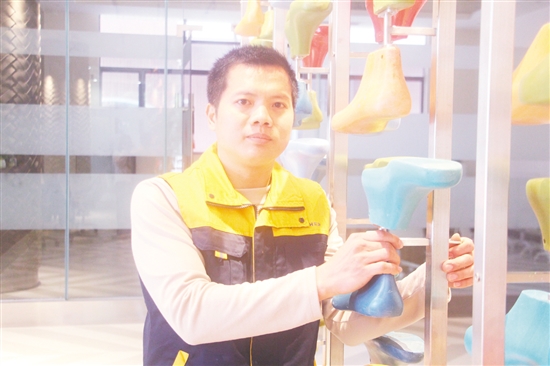 袁德雄，廣東百卓鞋業(yè)有限公司工程經(jīng)理。主導(dǎo)23項(xiàng)技改，其“五步調(diào)試法”使設(shè)備換型時間從1小時縮至15分鐘，年節(jié)電2.4萬千瓦時。培養(yǎng)7名骨干（5人成項(xiàng)目負(fù)責(zé)人），編制6套標(biāo)準(zhǔn)文件。疫情期間堅(jiān)守180天，搶修保住200萬元訂單?？蛻魸M意度連續(xù)18個月達(dá)100%，公司年增收入超50萬元。