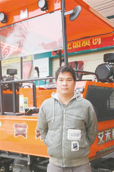 鄺偉洪，恩平穗禾農(nóng)業(yè)有限責(zé)任公司負(fù)責(zé)人。創(chuàng)新土地托管“紅管家”模式，服務(wù)面積1333.33公頃（2萬畝），年?duì)I收約300萬元。盤活46.67公頃（700畝）撂荒地，提供百余個崗位，工人日收入從100元提至150元。獲省“弘科杯”農(nóng)機(jī)技能比賽三等獎，兩次被評為良西鎮(zhèn)優(yōu)秀共產(chǎn)黨員，獲評恩平市“最美農(nóng)民”。