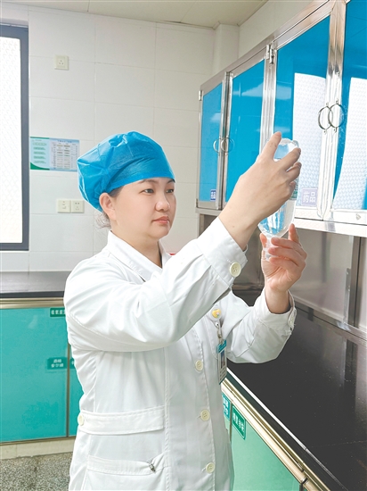 李小玉，恩平市人民醫(yī)院感染性疾病科護(hù)士長。2020年援鄂期間在荊州重癥監(jiān)護(hù)室護(hù)理重癥患者。2025年基孔肯雅熱疫情防控期間負(fù)責(zé)隔離病區(qū)，護(hù)理患者70余人，實(shí)現(xiàn)“零院感、零差錯、零投訴”。獲評江門市抗疫先進(jìn)個人，恩平市道德模范和“最美勞動者”“最美黨員志愿者”“共產(chǎn)黨員先鋒”等。