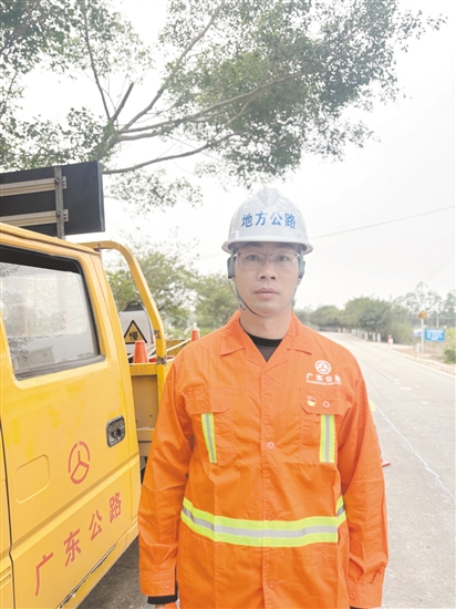 王龍吉，恩平市地方公路服務(wù)中心職員。退役后一直扎根公路養(yǎng)護(hù)事業(yè)，堅(jiān)守公路搶險(xiǎn)一線。在2018年臺風(fēng)“山竹”防御中，帶隊(duì)清理倒伏樹木50余棵、修復(fù)路面3處、排除隱患20余處，獲得江門市搶險(xiǎn)救災(zāi)先進(jìn)個人嘉獎。在臺風(fēng)“塔巴”“韋帕”等防御中，持續(xù)沖鋒在前，帶隊(duì)保障那吉鎮(zhèn)、橫陂鎮(zhèn)等路段的暢通。獲評單位優(yōu)秀工作者、優(yōu)秀共產(chǎn)黨員。