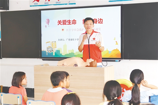 李小劍，恩平市紅十字會雇員。作為應(yīng)急救護(hù)培訓(xùn)師，創(chuàng)新“理論+實(shí)操+情景”三維教學(xué)法，極大提升培訓(xùn)效果，打通應(yīng)急救護(hù)普及“最后一公里”，用最“接地氣”的方式讓救護(hù)知識深入人心。9年累計(jì)開展培訓(xùn)超600場，覆蓋超10萬人次。在基孔肯雅熱疫情防控中表現(xiàn)突出，獲恩平市委組織部通報(bào)表揚(yáng)。被評為恩平市“共產(chǎn)黨員先鋒”。