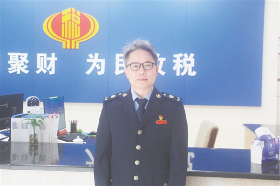 陳堅(jiān)許，國家稅務(wù)總局恩平市稅務(wù)局大槐稅務(wù)分局局長。任園區(qū)征收組長期間，推動稅收連年超額逾10%。精準(zhǔn)對接大槐鎮(zhèn)土地交易信息，強(qiáng)化稅源跟進(jìn)。助力廣東道氏公司糾正申報(bào)并成功上市，為電聲企業(yè)協(xié)調(diào)“銀稅互動”貸款超6000萬元。獲評江門市“最美僑都稅務(wù)人”，恩平市道德模范、“最美勞動者”等。