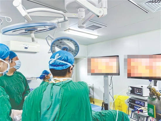 醫(yī)生為患者進(jìn)行手術(shù)。