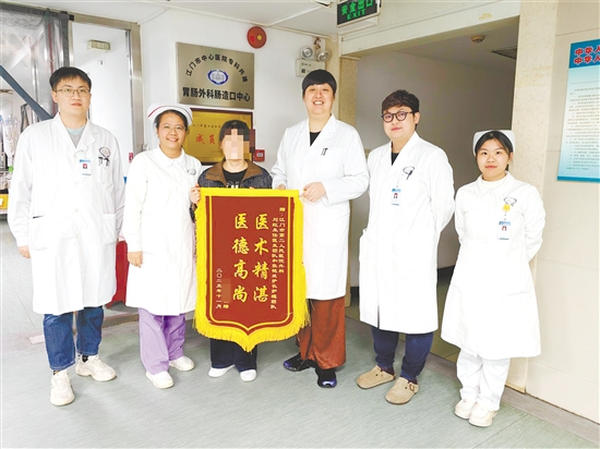 患者痊愈后贈(zèng)送錦旗。