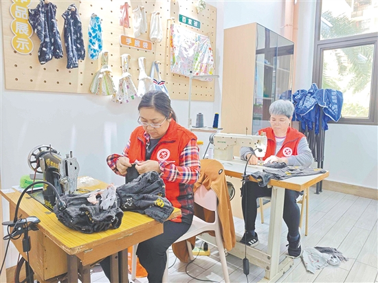 “暖鄰縫紉鋪”為居民衣物縫補，縫出了鄰里情深。