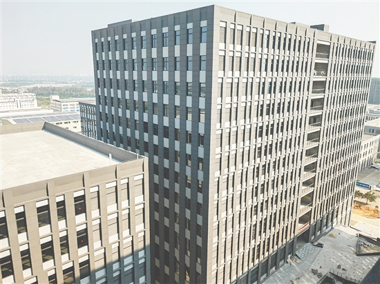 新會區(qū)高標(biāo)準(zhǔn)規(guī)劃建設(shè)人工智能與機(jī)器人特色產(chǎn)業(yè)功能區(qū)，江門首個(gè)機(jī)器人產(chǎn)業(yè)園——鵬廈機(jī)器人智造園已順利竣工。