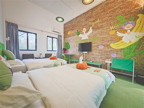 古井鎮(zhèn)積極盤活閑置資源、引入社會資本，將百年僑校改造升級為特色民宿酒店。