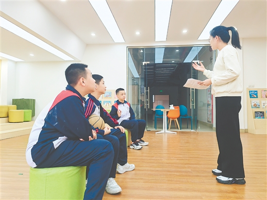 新會區(qū)中小學(xué)嚴(yán)格落實(shí)心理健康教育課程，不少學(xué)校組建心理社團(tuán)，深受學(xué)生歡迎。