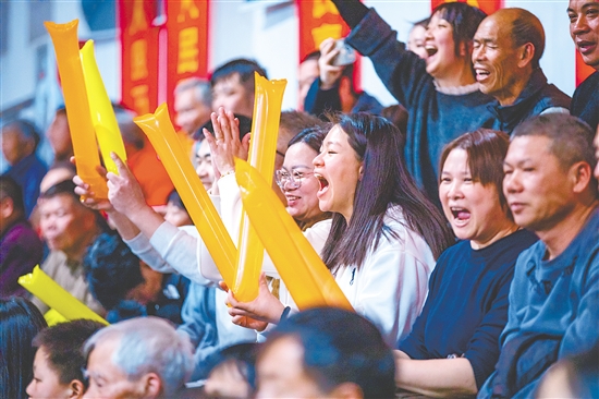 精彩比賽點燃全場觀眾激情，現(xiàn)場加油聲不斷。