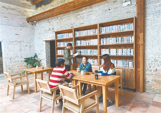 經(jīng)過(guò)活化，百年書(shū)院成為精品民宿，歷史與現(xiàn)代的交融，在這里展現(xiàn)得淋漓盡致。