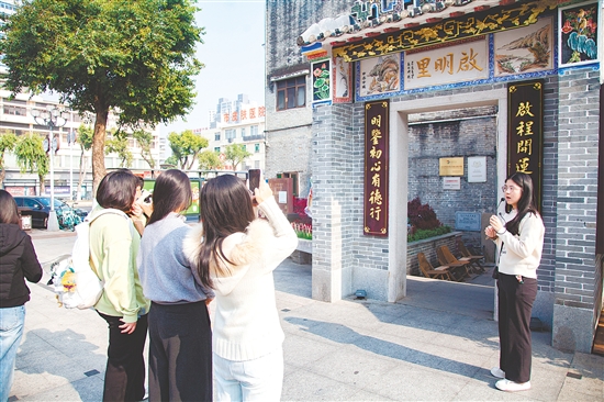 探訪團(tuán)走進(jìn)啟明里，感受僑鄉(xiāng)文脈與商業(yè)活化的雙向賦能。