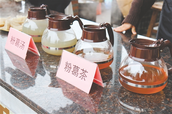 共和粉葛節(jié)活動現(xiàn)場展示了粉葛湯、粉葛茶、葛根面等“鶴山粉葛”相關產(chǎn)品。