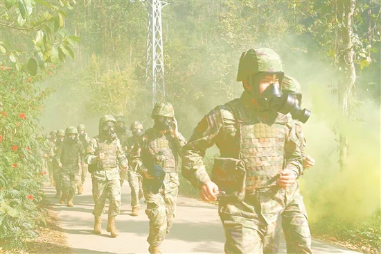 參訓隊員佩戴防毒面具模擬穿越染毒地帶。