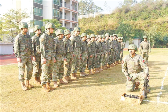 教練員為隊員講解示范武器操作。