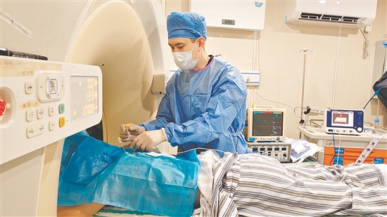 醫(yī)生正在為患者進(jìn)行手術(shù)。