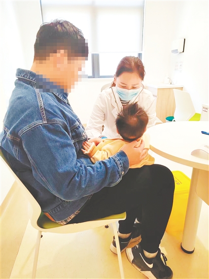 兒科醫(yī)生為諾如病毒患兒檢查身體情況。