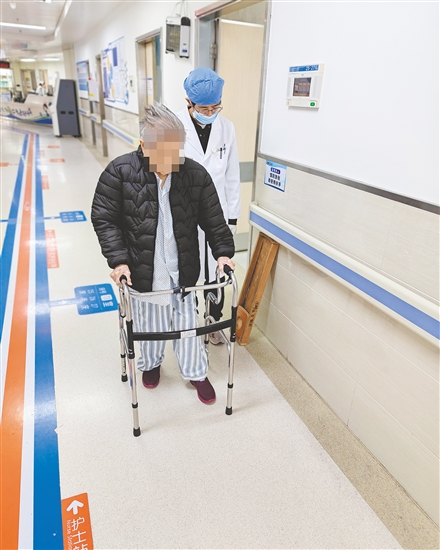 江門(mén)市中心醫(yī)院將繼續(xù)深耕高齡骨折治療領(lǐng)域，為更多高齡患者帶來(lái)“站起來(lái)”的希望。