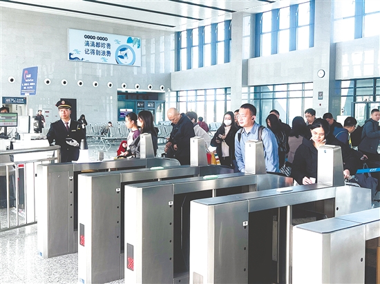 恩平與香港之間實(shí)現(xiàn)高鐵雙向直達(dá)，為人員往來(lái)、經(jīng)貿(mào)交流構(gòu)筑起一條高效便捷的交通通道。