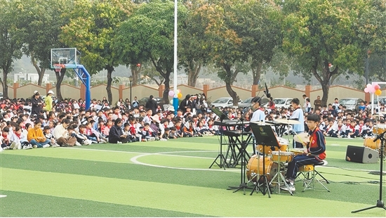 樂隊合奏、古箏與薩克斯獨奏、爵士鼓與架子鼓表演、童聲獨唱與合唱、集體舞蹈、歌舞串燒等節(jié)目輪番上演，學生們在草坪上盡情展示才藝。