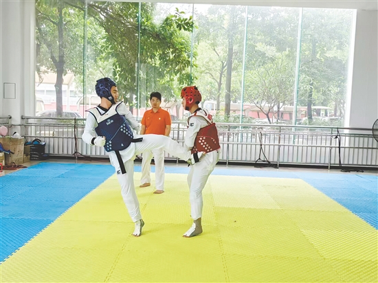 胡?。ㄋ{(lán)色）在跆拳道訓(xùn)練中。