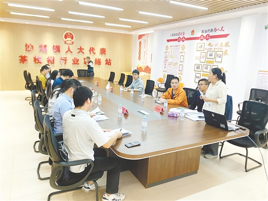 人大代表們在聯絡站召開會議，為茶枝柑產業(yè)發(fā)展建言獻策。