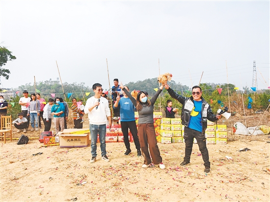 東成鎮(zhèn)某沃柑種植場在果園內(nèi)開展鄉(xiāng)村游園活動。