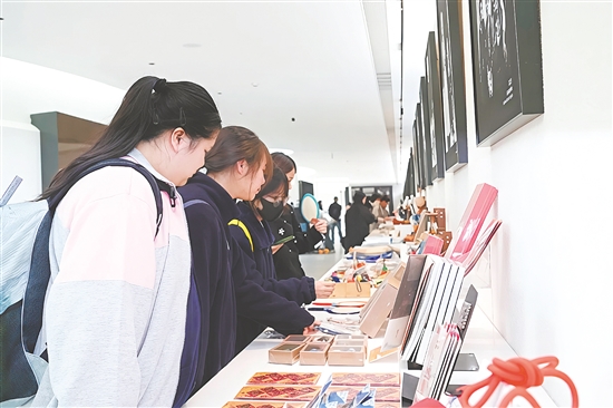 澳門青年參觀天下糧倉先鋒書店。