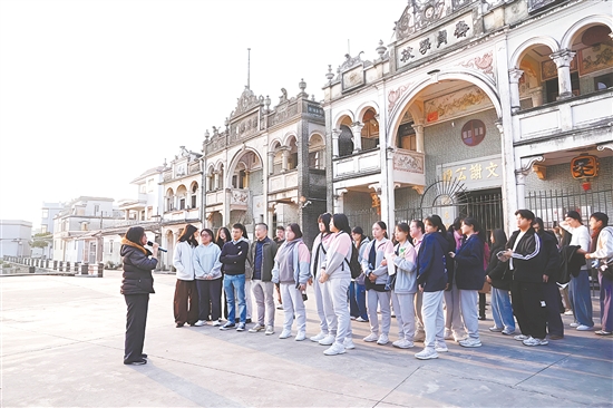活動(dòng)中，澳門江門青年會(huì)聯(lián)合澳門旅游大學(xué)等6家院校的百余名師生走進(jìn)開平，“沉浸式”探索僑鄉(xiāng)文化傳承與鄉(xiāng)村振興的創(chuàng)新路徑。