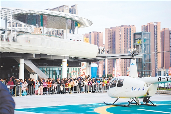 結(jié)合低空經(jīng)濟，活動向市民游客提供乘坐直升機體驗，以獨特視角俯瞰江海。