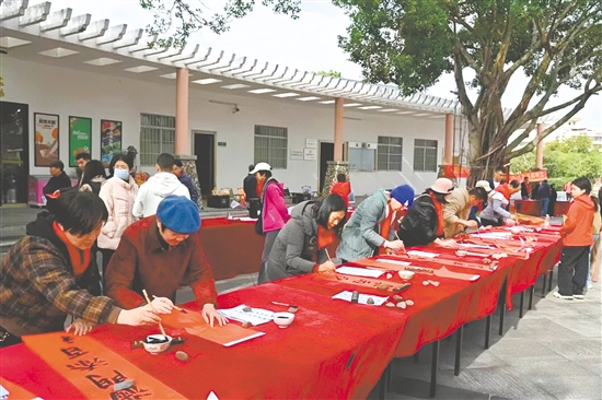 活動邀請書法家現(xiàn)場揮毫潑墨，一副副將環(huán)保理念與新春祝福巧妙融合的對聯(lián)深受市民歡迎。