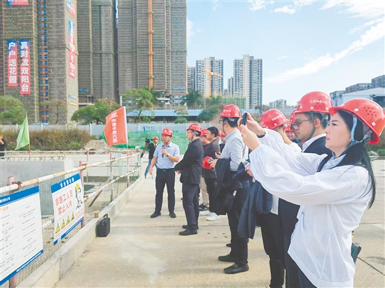 新會(huì)區(qū)政協(xié)組織港澳委員到國道G240線新會(huì)會(huì)城至牛灣段改建工程僑興南隧道調(diào)研。