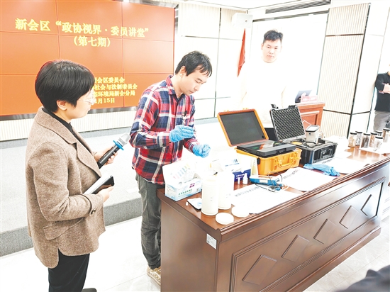 新會(huì)區(qū)政協(xié)舉辦第七期“政協(xié)視界·委員講堂”，邀請(qǐng)新會(huì)生態(tài)環(huán)境分局業(yè)務(wù)骨干演示突發(fā)環(huán)境事件應(yīng)急處理。