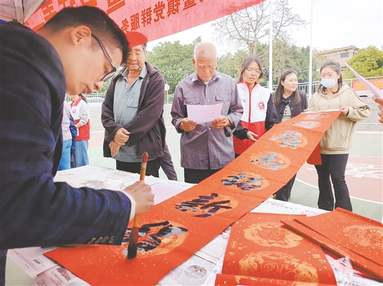 大鰲街坊積極參加活動，免費領取自己心儀的春聯(lián)。