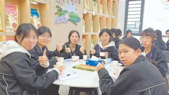 港澳學(xué)生點(diǎn)贊臺(tái)山企業(yè)生產(chǎn)的美食。