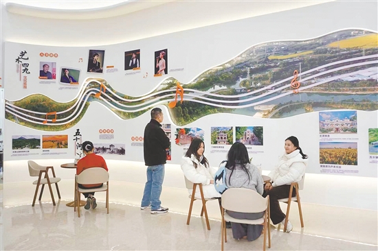 四九鎮(zhèn)新建成的圩鎮(zhèn)客廳集休閑、文藝、觀光、服務(wù)等功能于一體，深受群眾喜歡。