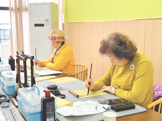 三合鎮(zhèn)憑借優(yōu)質(zhì)資源吸引不少“候鳥(niǎo)一族”前來(lái)旅居。