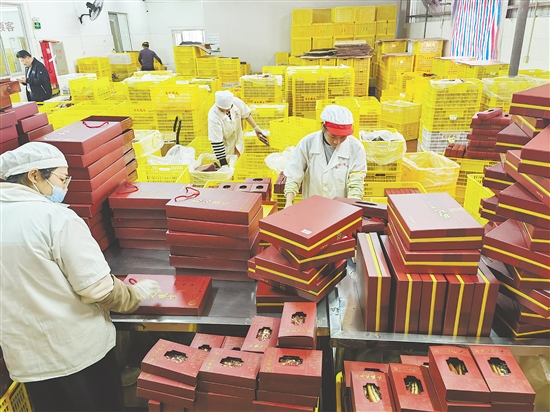 臘味生產(chǎn)基地一派繁忙。