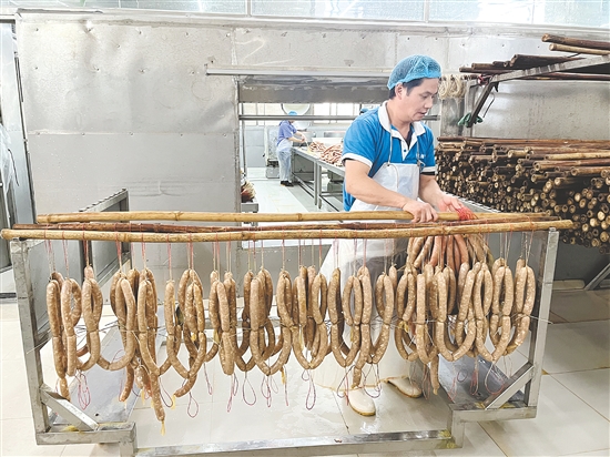 正在制作過程中的臘腸。