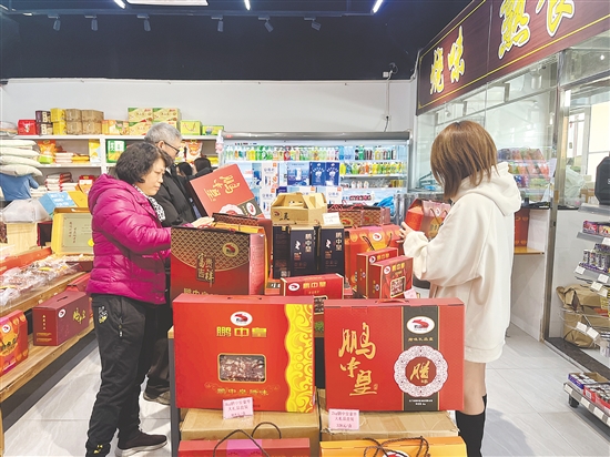 消費者在超市選購江門臘味。