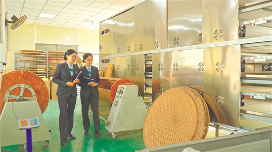 農(nóng)行江門分行工作人員把金融服務(wù)送到企業(yè)。