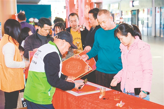 雅瑤服務(wù)區(qū)設(shè)置的傳統(tǒng)文化體驗(yàn)區(qū)吸引了眾多旅客駐足。