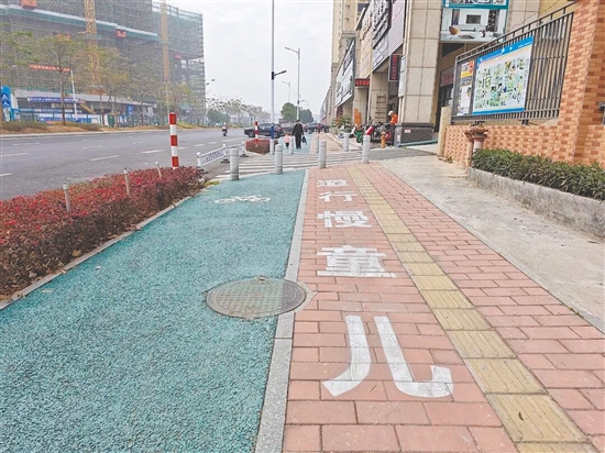 兒童慢行道色彩鮮明，營造關(guān)愛兒童的社會氛圍。