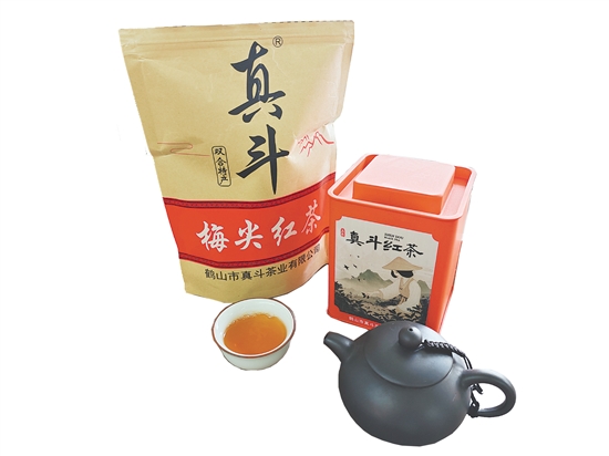 鶴山紅茶茶色紅潤，茶湯邊緣可見黃金圈，入口有甘甜蜜味。