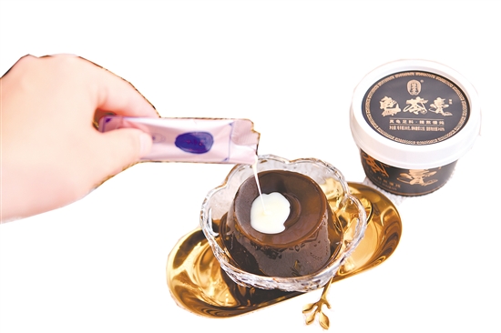 在龜苓膏中加入煉乳，既能保留龜苓膏的原有口感與回甘，又能通過煉乳的甜味與奶香減少龜苓膏的苦澀感。